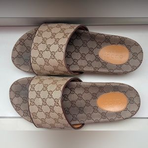 - Beige
- Original GG canvas brown leather trim
- Rubber sole
- Low heel